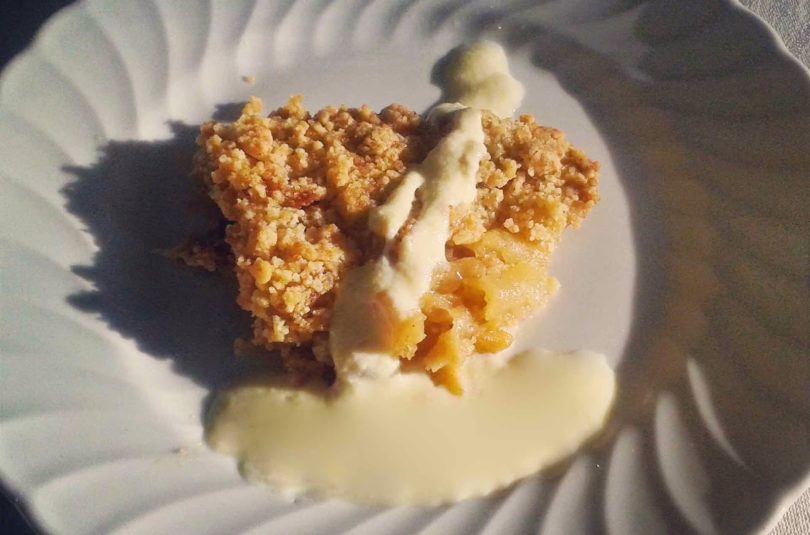 Apple crumble con crema inglese