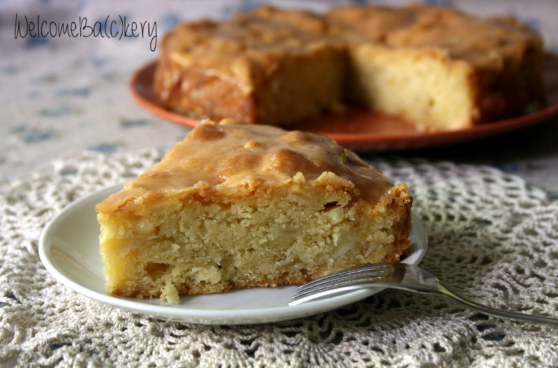 Torta di mele e noci glassata