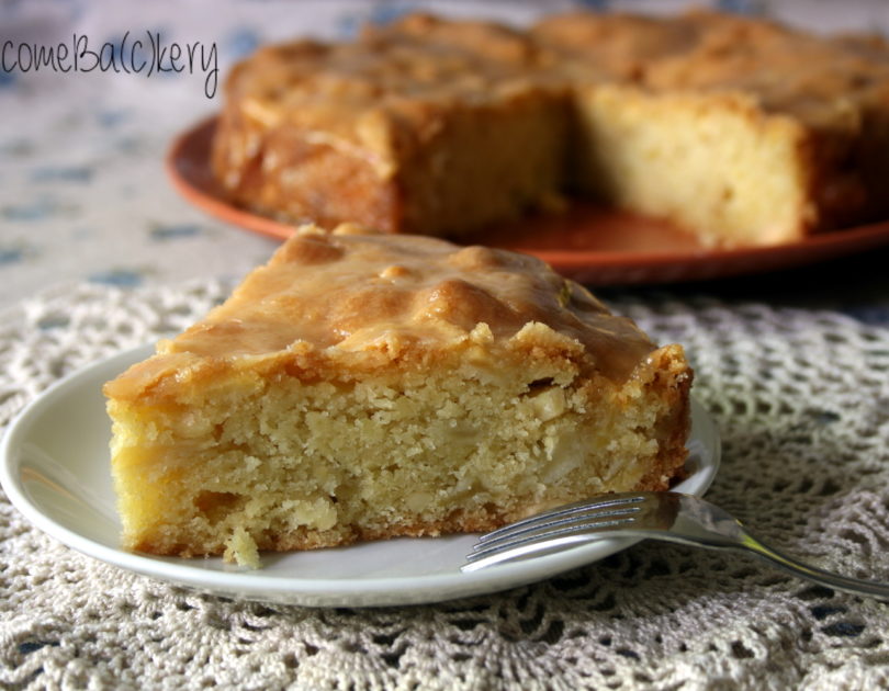 Torta di mele e noci glassata