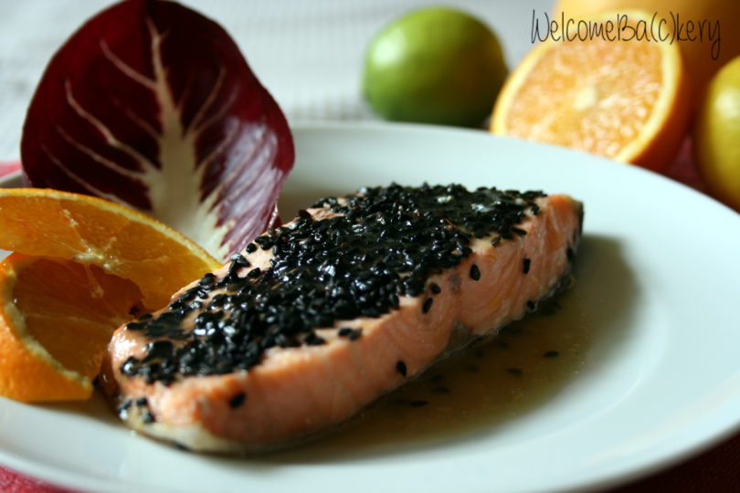 Salmone agli agrumi e sesamo nero