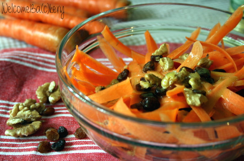 Insalata di carote con noci e uvetta