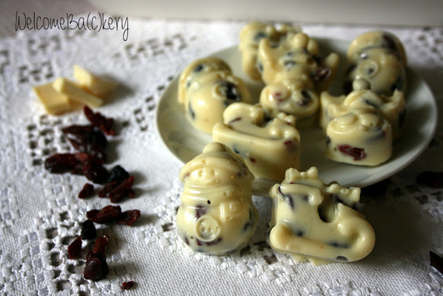 White chocolate fudge with red berries