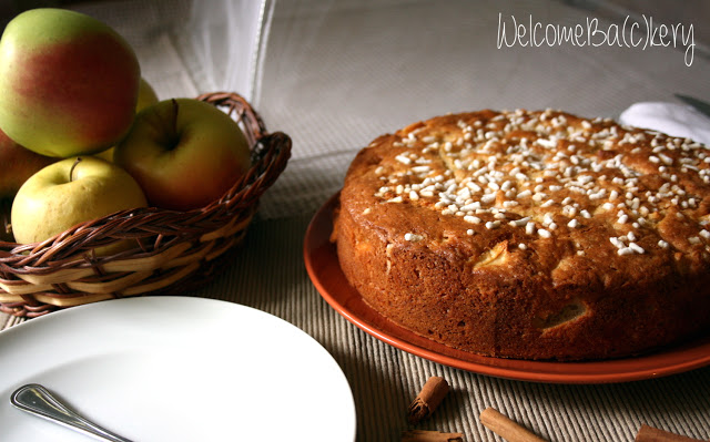 Yogurt and apples cake