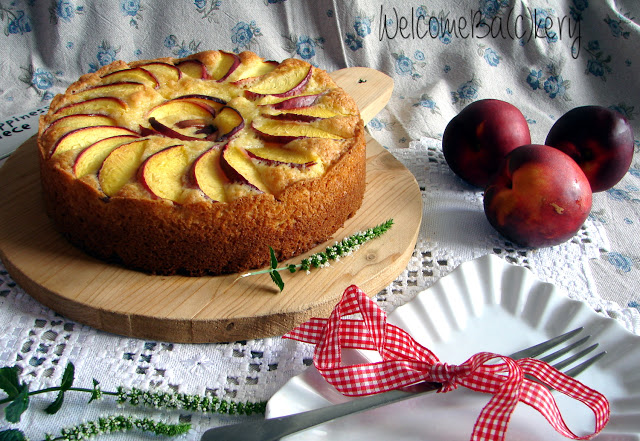 Torta con yogurt e nettarine