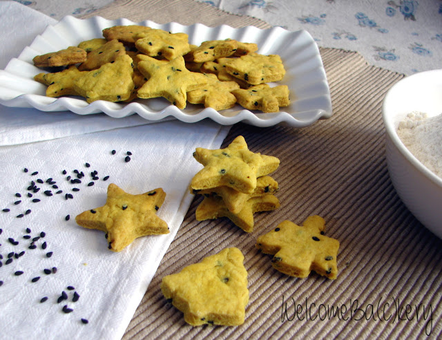 Crackers con curcuma e sesamo nero