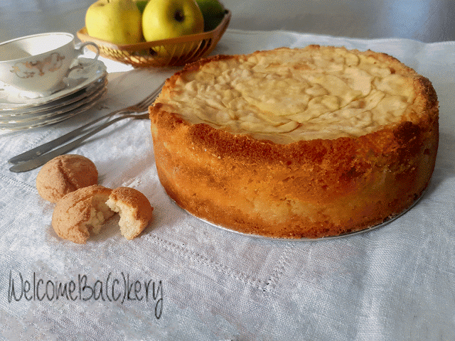 Torta a strati di mele e amaretti