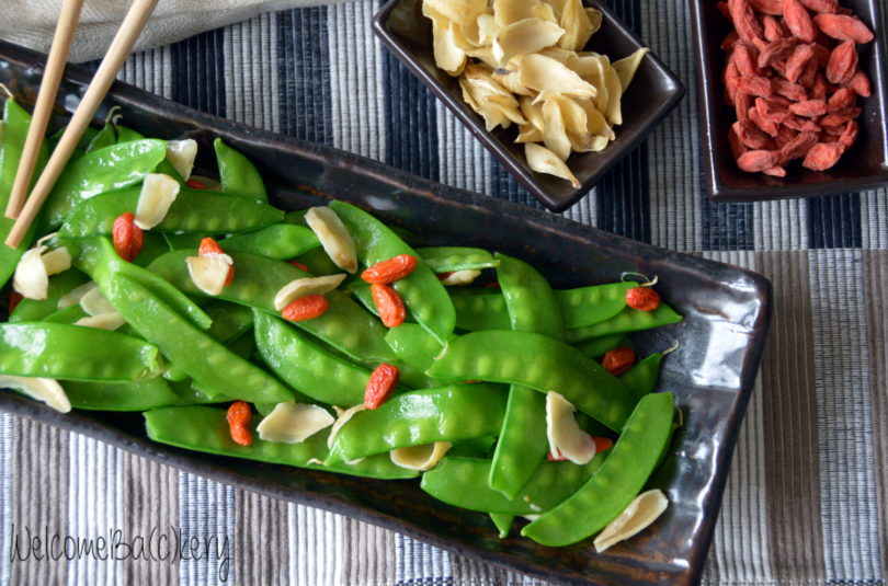 Snow peas with lily bulb and goji berries