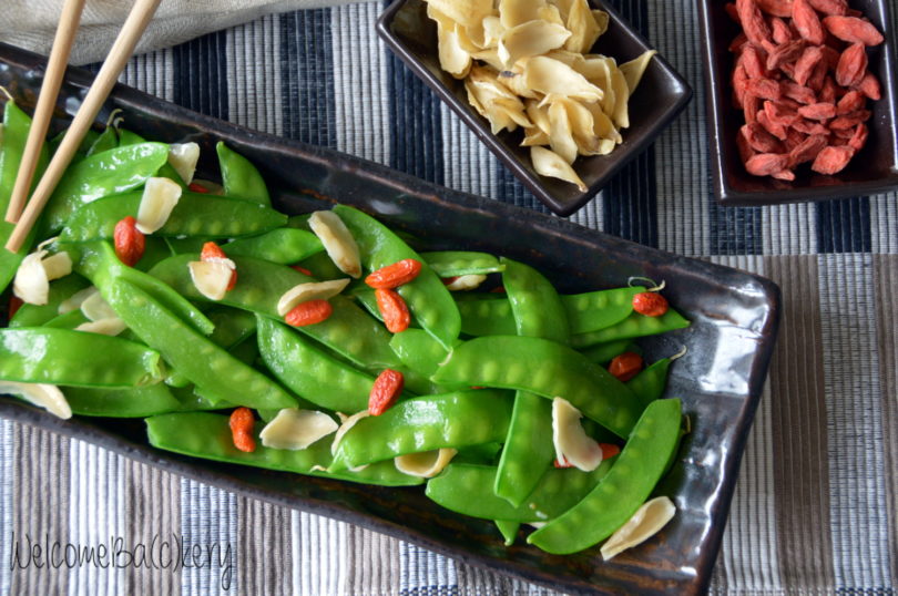 Snow peas with lily bulb and goji berries