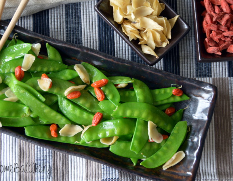 Snow peas with lily bulb and goji berries