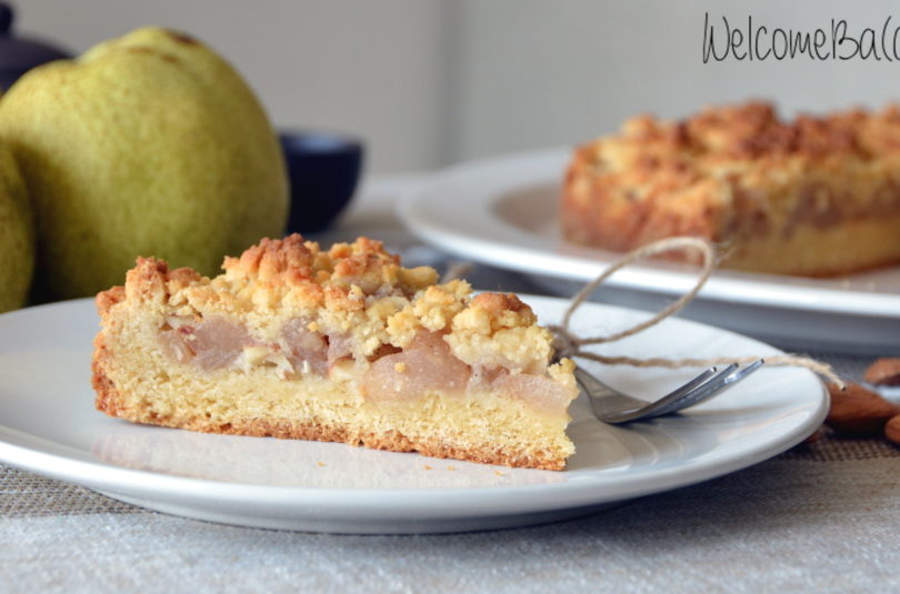 Crumb cake with pears and almonds