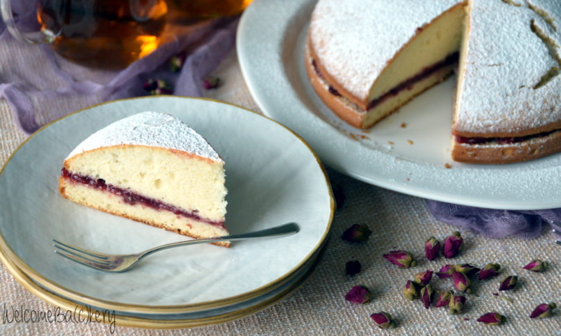 Torta di albumi con confettura di ciliegie