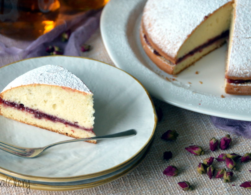 Egg whites cake, with cherry jam