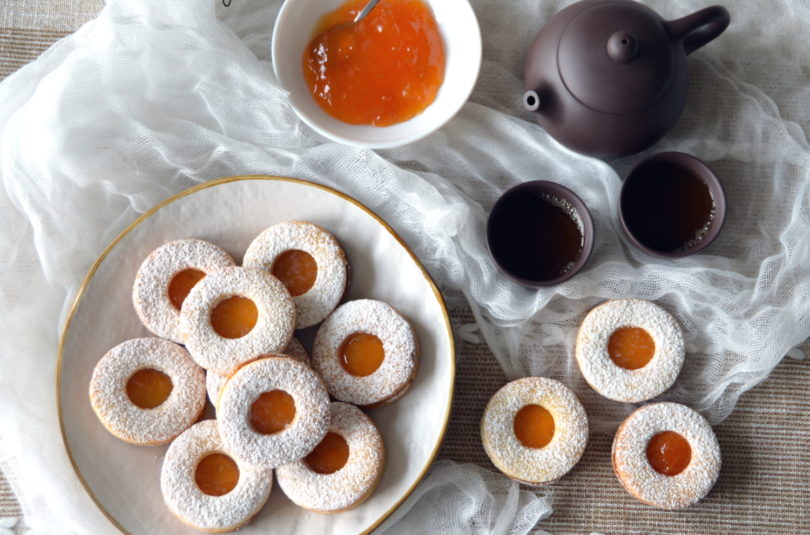 Shortcrust pastry biscuits, with apricot jam