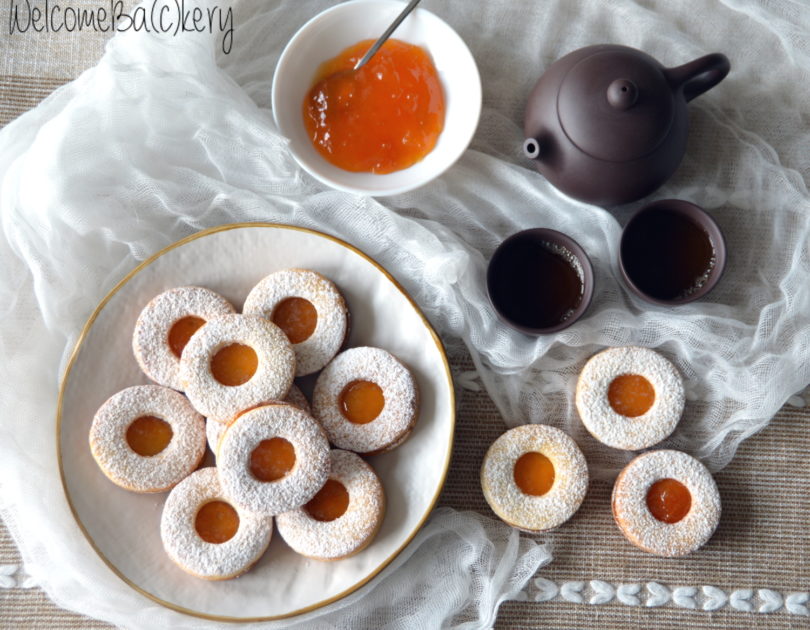 Shortcrust pastry biscuits, with apricot jam