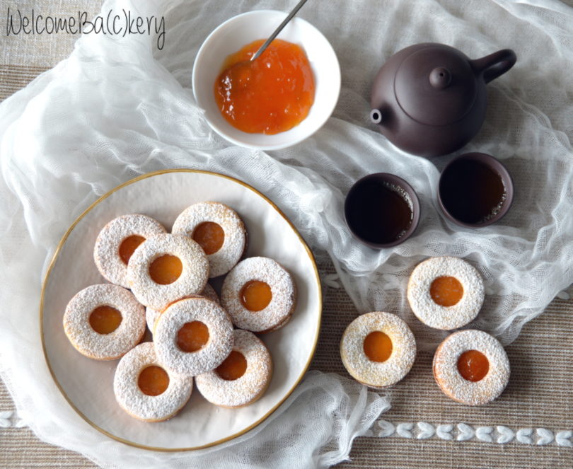 Shortcrust pastry biscuits, with apricot jam