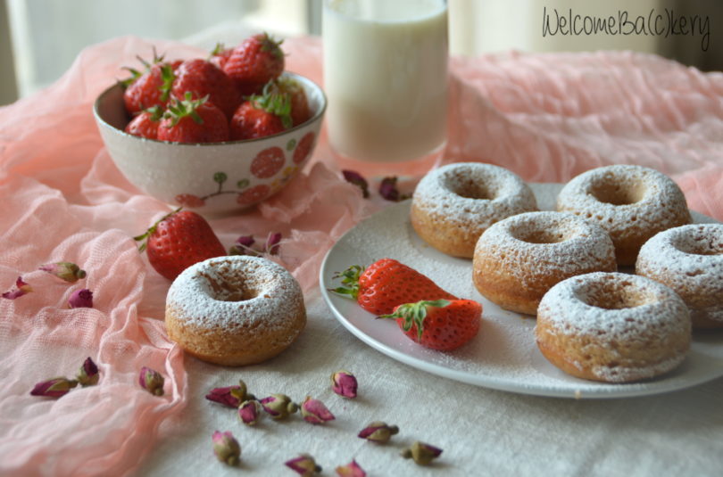 Strawberries baked donuts