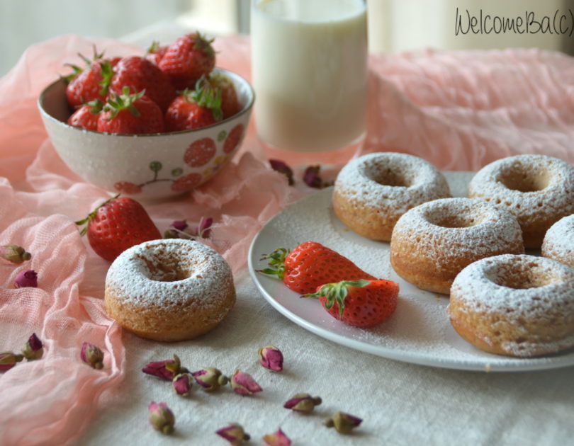 Strawberries baked donuts