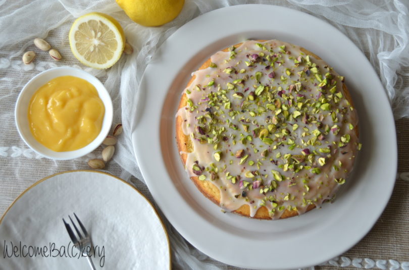 Lemon curd cake with pistachios
