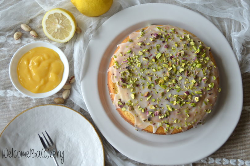Lemon curd cake with pistachios