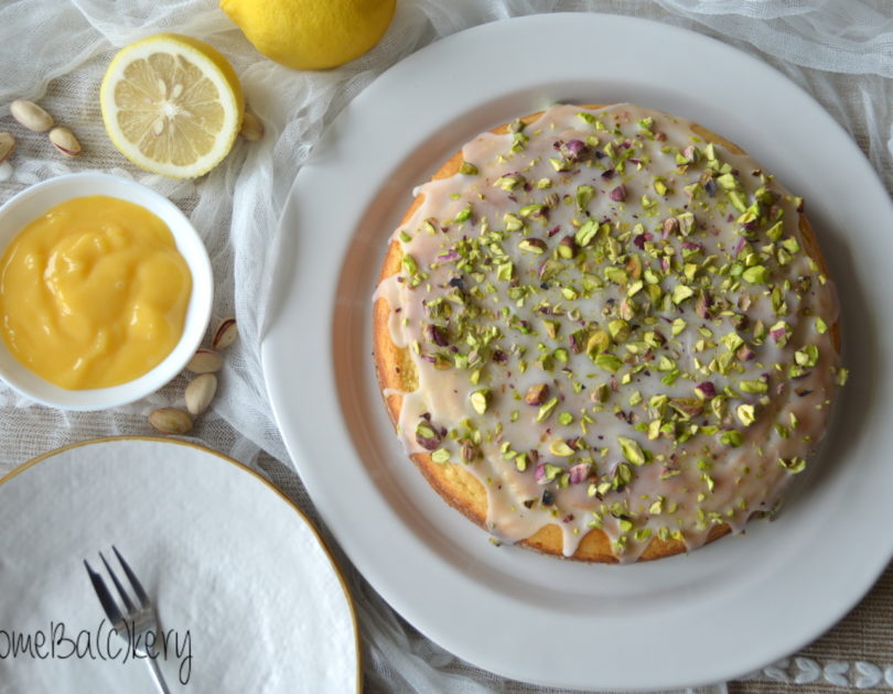 Lemon curd cake with pistachios