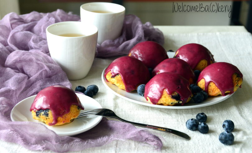 Blueberries mini-cakes, glazed