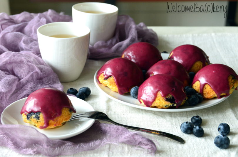 Blueberries mini-cakes, glazed