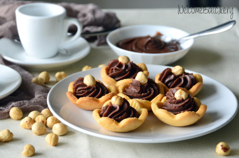 Tartlets with mascarpone cheese and hazelnut cream